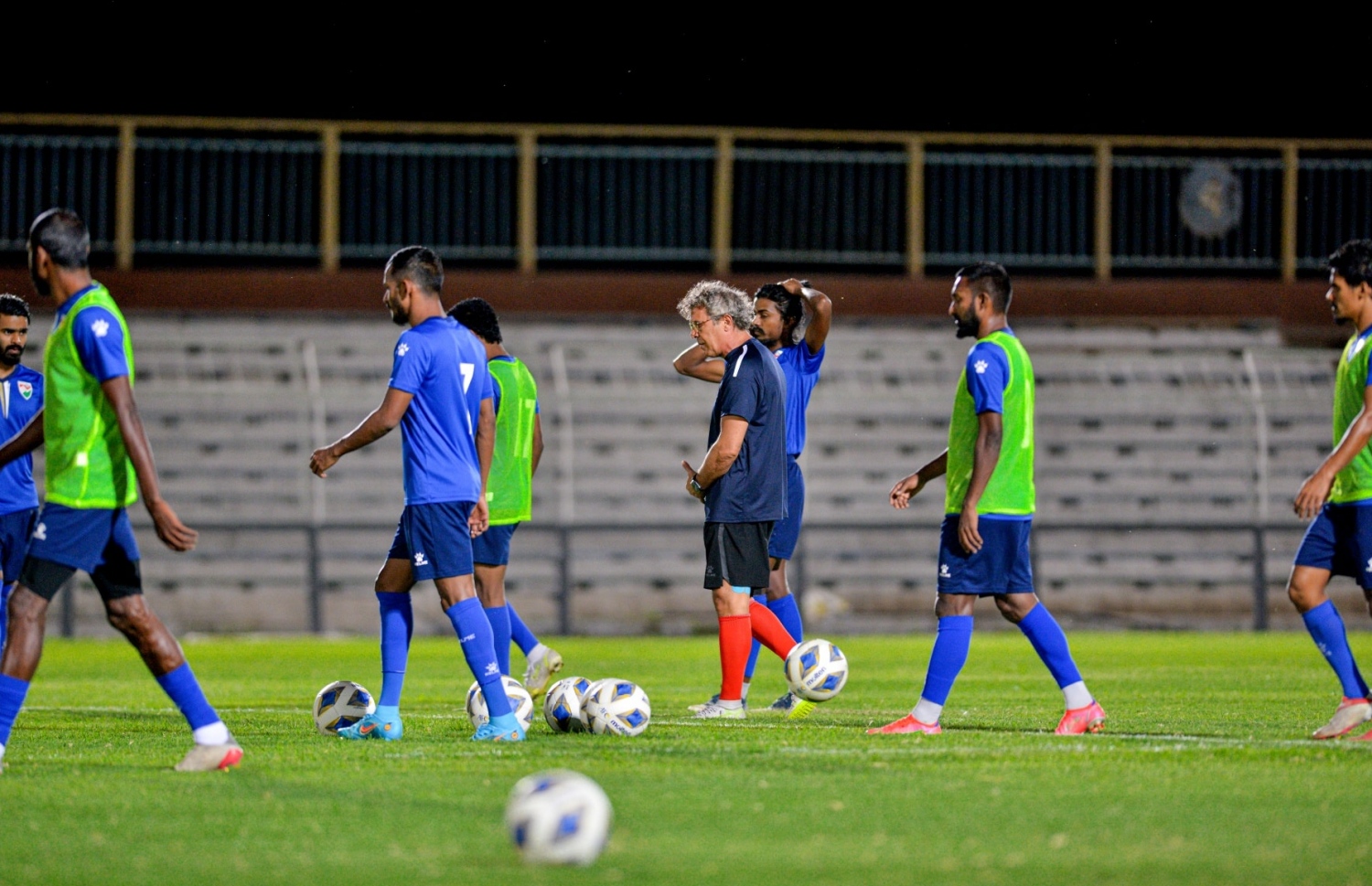 އުޒްބެކިސްތާންގައި ކުރިއަށް ގެންދިޔަ ގައުމީ ޓީމުގެ ޓްރޭނިންގައި މޮރިއޭރޯ، ޓީމަށް އިރުޝާދު ދެނީ: އޭޏާ ބުނީ ދިވެހި ކުޅުންތެރިންގެ ފަރާތުން ކުރިއެރުން ފެންނަ ކަމަށް  --- ފޮޓޯ: އިބްރާހިމް ފާއިދު | އެފްއޭއެމް