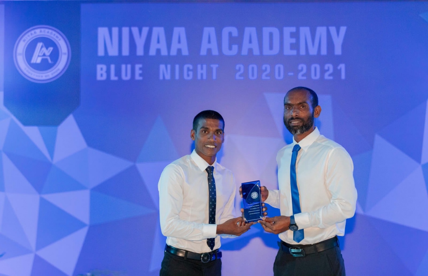 ފަޒީލް (ވ) އަށް ނިޔާ އެކަޑަމީން  އަގުވަޒަން ކުރުމުގެ އެވޯޑެއް ދެނީ --- ފޮޓޯ: ނިޔާ އެކަޑަމީ