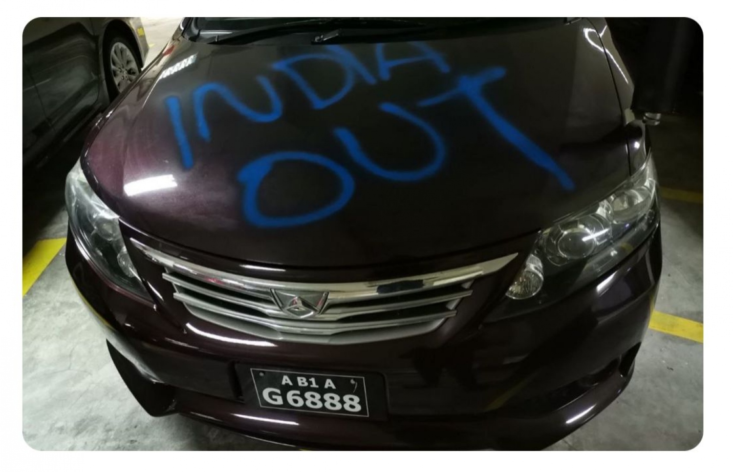 ވަޒީރެއްގެ ކާރުކޮޅުގައި އިންޑިއާ އައުޓް ސްޕްރޭ ކޮށްފައި -- ފޮޓޯ| ސޯޝަލް މީޑިއާ