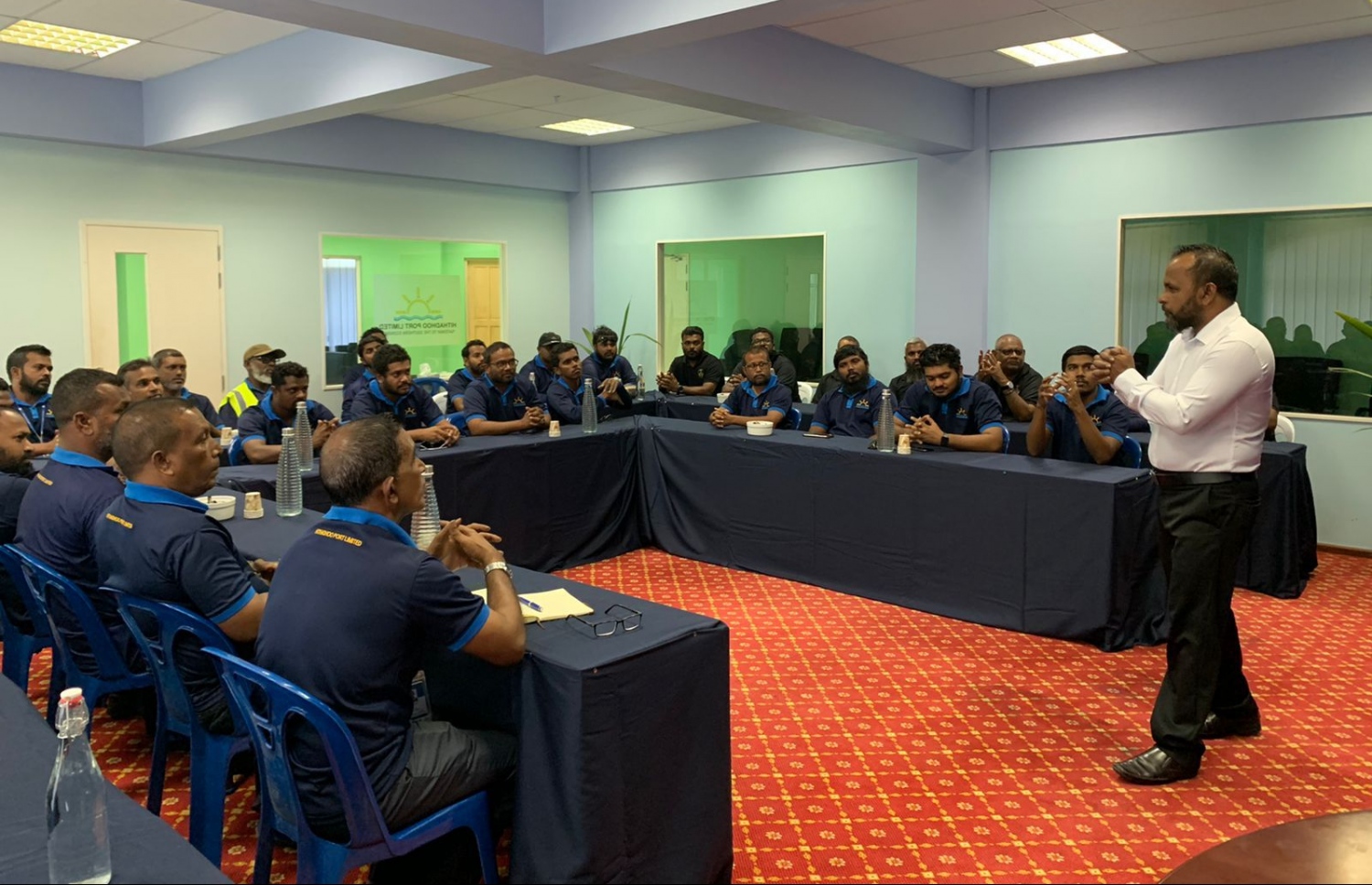 ޓްރެއިނަރު ޕޯޓުގެ މުވައްޒަފުންނަށް ތަމްރީނު ދެނީ. ފޮޓޯ: އެމްޕީއެލް