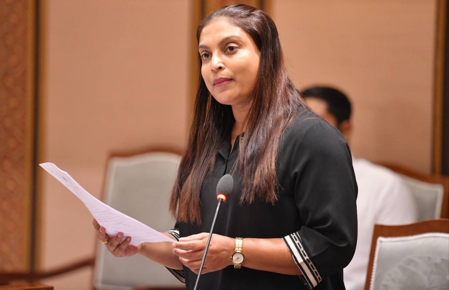 ރައްޔިތުންގެ މަޖިލީހުގައި މީގެ ކުރިން ބޭއްވި ޖަލްސާގައި އެޑިއުކޭޝަން މިނިސްޓަރު ޑރ. އައިޝަތު އަލީ ވާހަކަދައްކަވަނީ.-- ފޮޓޯ: މަޖިލިސް