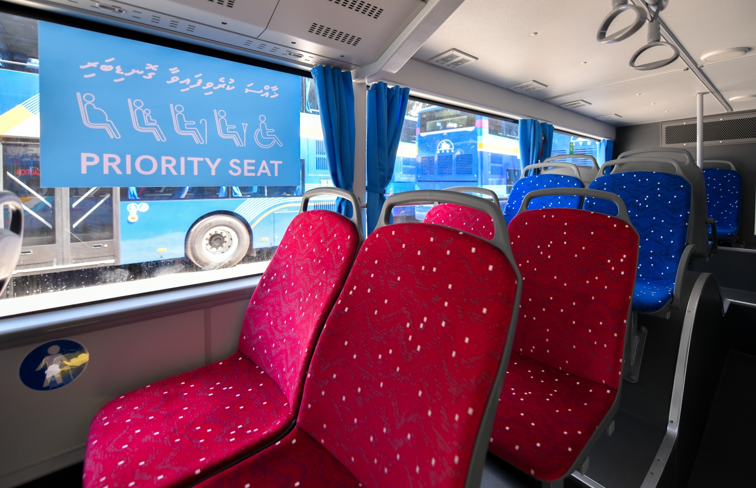 މާލެ އާއި ހުޅުމާލެ 2 އާ ދެމެދު ދަތުރުކުރަން އެމްޓީސީސީން ގެނައި ބަސްތަކުގެ އެތެރެ: މާބަނޑު މީހުންނާ ބަލިމީހުން އަދި ދުވަސްވީ މީހުންނަށް ހާއްސަ ކޮށްފައިވާ ގޮނޑިތައް ވެސް އެ ބަސްތަކުގައި ހުރޭ.--- ފޮޓޯ: ފަޔާޒު މޫސާ | މިހާރު