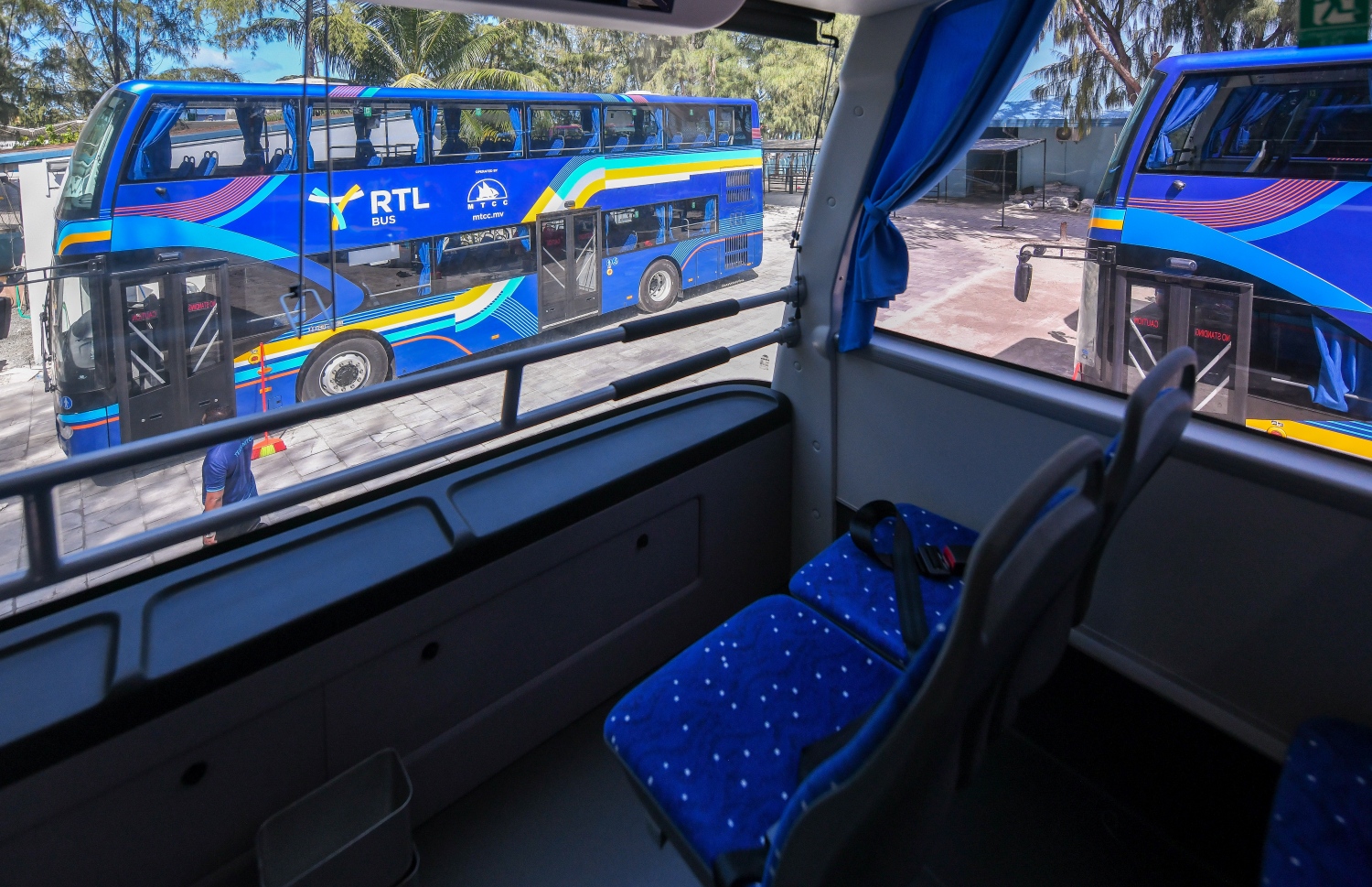 ހުޅުމާލޭގެ އާންމު ދަތުރުފަތުރަށް އަލަށް ބޭނުންކުރަން ފެށި ޑަބަލް ޑެކް ބަހެއްގެ މަތީ ޑެކް: މިހާރު ބޭނުންކުރަމުން އަންނަ ބަސްތަކުގެ އިތުރުން އާ 15 ބަހާއެކު، ދަތުރުފަތުރުގެ ހިދުމަތް ލަސްވުމުގެ ޝަކުވާ އަށް ހައްލެއް ލިބޭނެ ކަމަށް އެމްޓީސީސީން ބުނޭ.--- ފޮޓޯ: ފަޔާޒު މޫސާ | މިހާރު