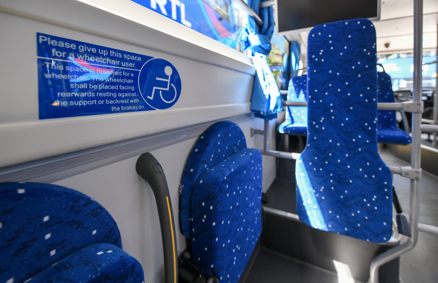 މާލެ އާއި ހުޅުމާލެ 2 އާ ދެމެދު ދަތުރުކުރަން އެމްޓީސީސީން ގެނައި ބަސްތަކުގެ އެތެރެ: މާބަނޑު މީހުންނާ ބަލިމީހުން އަދި ދުވަސްވީ މީހުންނަށް ހާއްސަ ކޮށްފައިވާ ގޮނޑިތައް ވެސް އެ ބަސްތަކުގައި ހުރޭ.--- ފޮޓޯ: ފަޔާޒު މޫސާ | މިހާރު