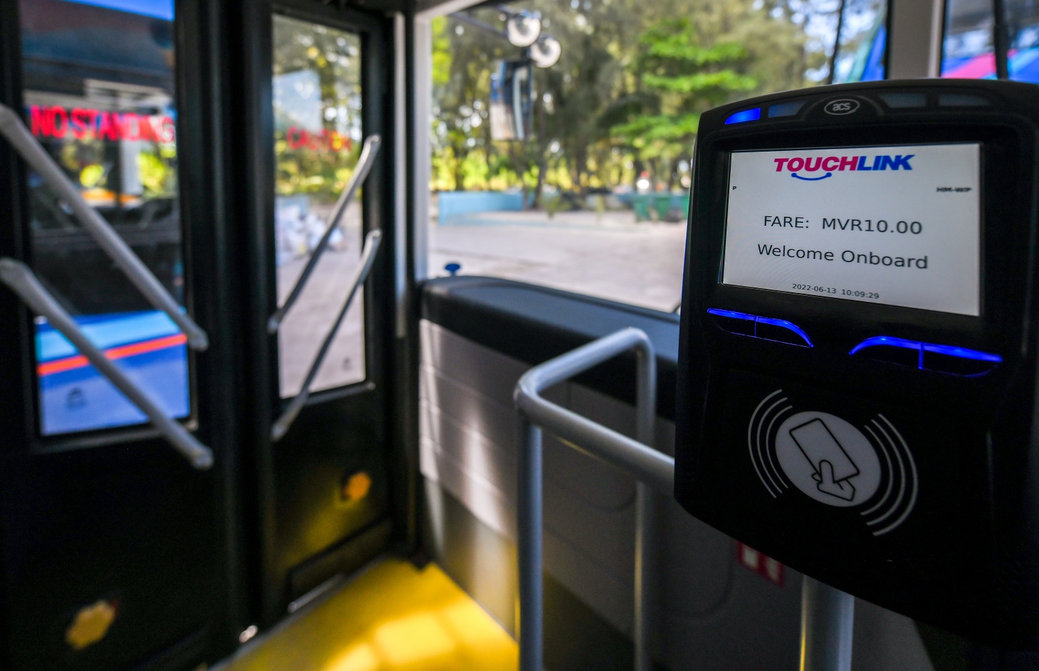 ބަހުގެ ހިދުމަތް ހޯދާ މީހުން ބޭނުންކުރާ ކާޑު މެޝިން: ހުޅުމާލެ 2 އިން މާލެ އަށް ބަހުގައި ދަތުރެއް ކޮށްދެނީ 15ރ. އަށް.--- ފޮޓޯ: ފަޔާޒު މޫސާ | މިހާރު