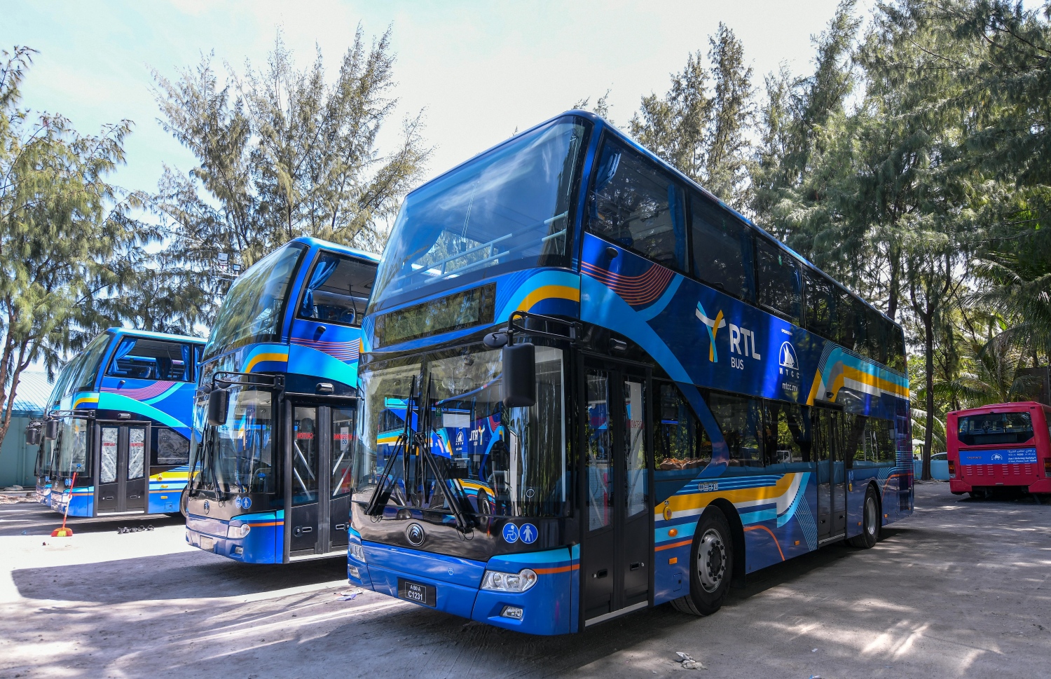 ހުޅުމާލެ 2 އަށް ހާއްސަ ކޮށްގެން އެމްޓީސީސީން ގެނައި ޑަބަލް ޑެކްގެ ބަސްތައް، ހުޅުމާލެ ފެރީ ޓާމިނަލާ ޖެހިގެން އޮންނަ ބިމުގައި ޕާކްކޮށްފައި.--- ފޮޓޯ: ފަޔާޒު މޫސާ | މިހާރު