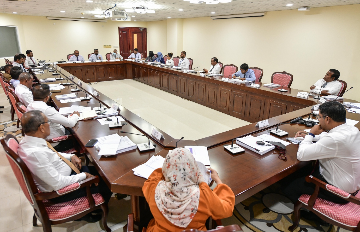 މިއަދު ބޭއްވި ރައްޔިތުންގެ މަޖިލީހުގެ މާއްލިޔަތު ކޮމެޓީގެ ބައްދަލުވުން: ރާއްޖޭގެ ދަރަނި މެނޭޖުކުރަން ސަރުކާރުގެ ކަމާބެހޭ އިދާރާތަކުން ކުރާ މަސައްކަތްތަކާ ގުޅޭ ގޮތުން ސުވާލުކުރި -- ފޮޓޯ: ނިޝާން އަލީ | މިހާރު