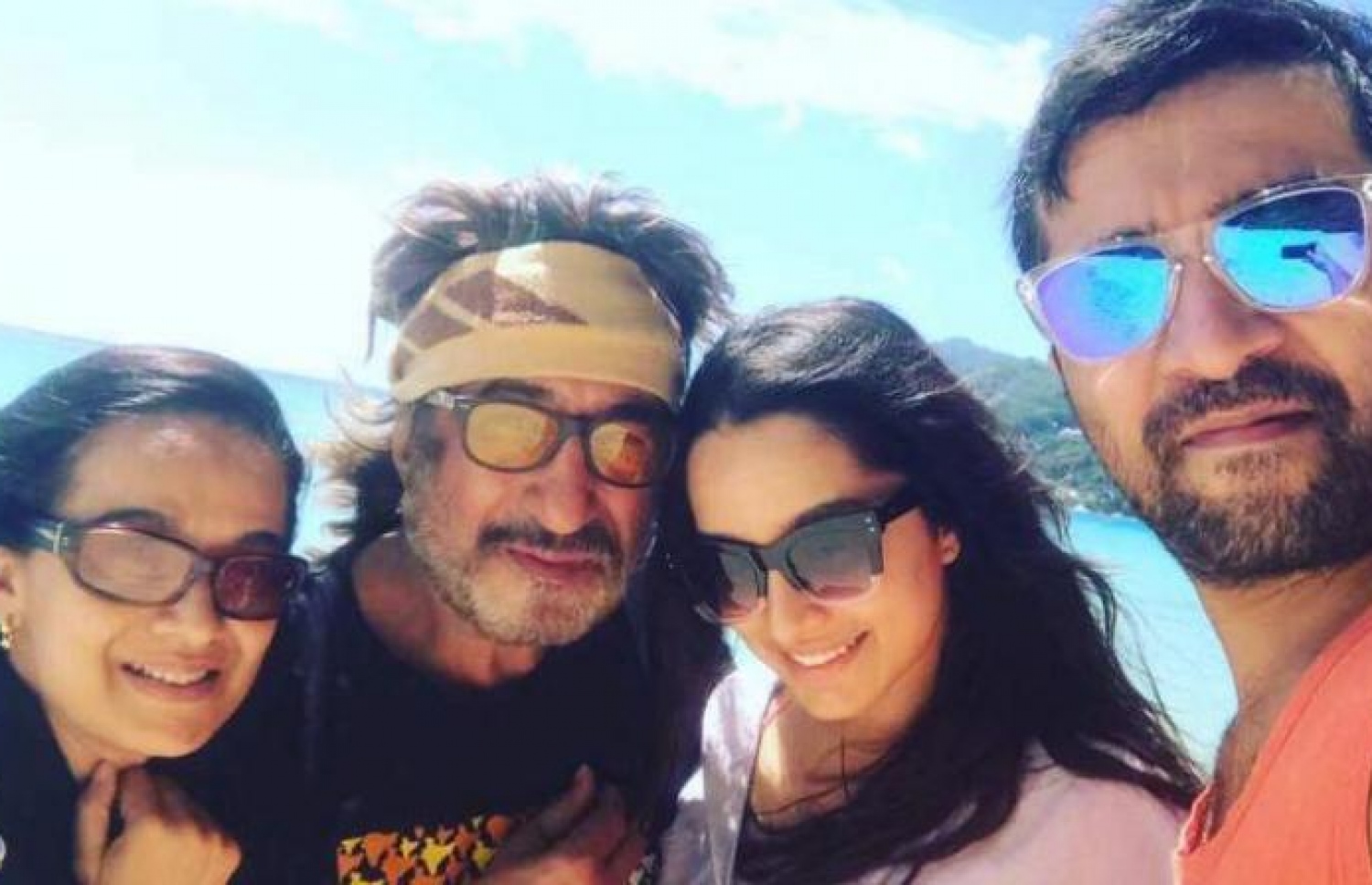 ޝަކްތީ އާއި އޭނާގެ އަންހެނުން އެމީހުންގެ ދެ ކުދިންނާ އެކު.