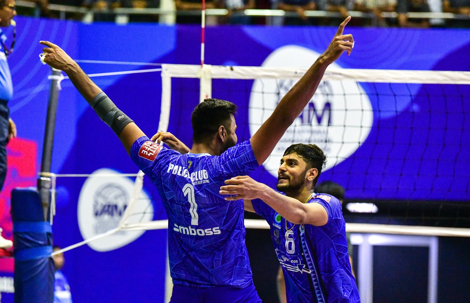 ޕޮލިސް ކްލަބްގެ ބިދޭސީ ދެ ކުޅުންތެރިން އުފާފާލު ކުރަނީ: މެޗު ޕޮލިސް ކޮޅަށް އަނބުރާލުމުގައި އެ ދެކުޅުންތެރިން ވަނީ މުހިންމު ދައުރެއް އަދާކޯށްފަ --- ފޮޓޯ: ފާޔާޒު މޫސާ | މިހާރު