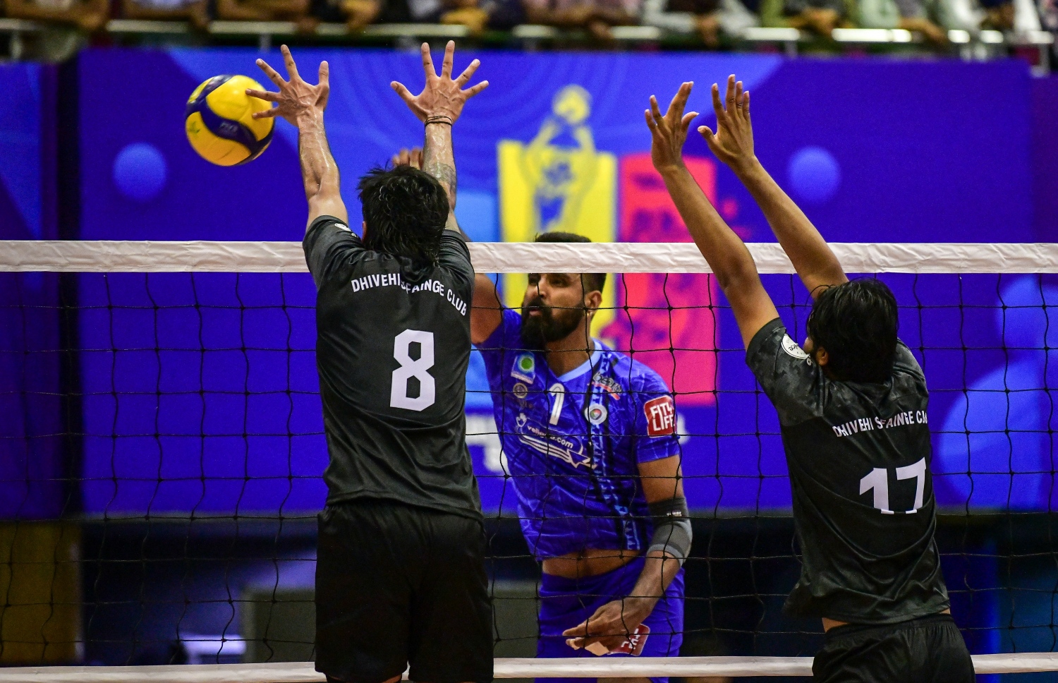 އެސޯސިއޭޝަން ކަޕްގައި މިއަދު ހަވީރު ޕޮލިހާއި ސިފައިންގެ ކްލަބް ކުޅުނު މެޗުގެ ތެރެއިން: މެޗު ފަސް ސެޓަށް ދިގު ދެމިގެން ދިޔަ --- ފޮޓޯ: ފަޔާޒު މޫސާ | މިހާރު