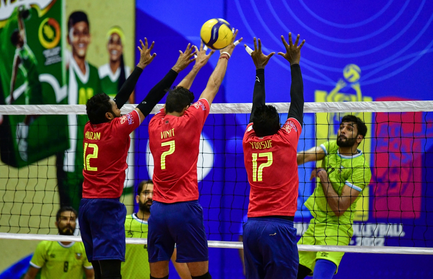 ކްލަބް ވެމްކޯގެ ބިދޭސީ ކުޅުންތެރިޔާ ފޮނުވާލި ހަމަލާއެއް ބްލޮކް ކުރަން ސިޓީގެ ކުޅުންތެރިން މަސައްކަތް ކުރަނީ --- ފޮޓޯ: ފަޔާޒު މުސާ | މިހާރު