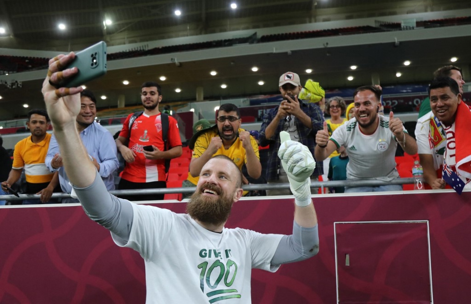 އޮސްޓްރޭލިއާގެ ކީޕަރު ރެޑްމޭން، ވޯލްޑް ކަޕަށް ކޮލިފައި ކޮށްދިނުމަށް ފަހު ސަޕޯޓަރުންނާ އެކު ސެލްފީ ނަގަނީ.-- ފޮޓޯ: އޭއެފްޕީ