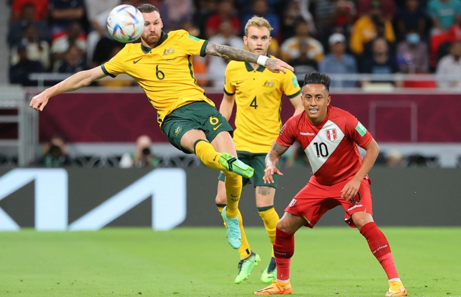 އޮސްޓްރޭލިއާ އާއި ޕެރޫ ބައްދަލުކުރި މެޗުގެ ތެރެއިން.-- ފޮޓޯ: އޭއެފްޕީ