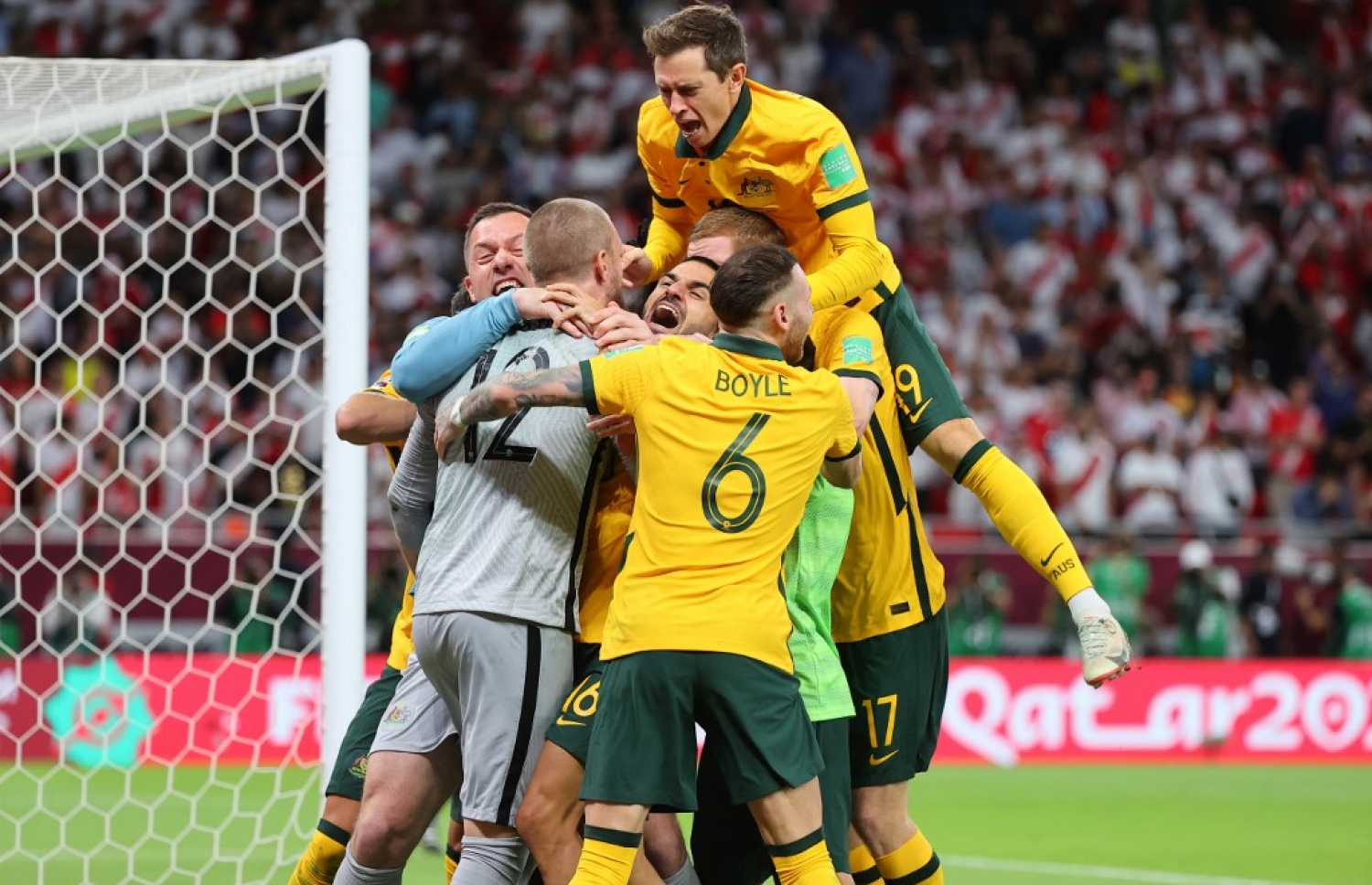 ކީޕަރު ރެޑްމޭން، ޕެރޫގެ ހަވަނަ ޕެނަލްޓީ މަތަކުރުމުން ކުޅުންތެރިން ކީޕަރު ވަށާލައި އުފާފާޅުކުރަނީ.-- ފޮޓޯ: އޭއެފްޕީ