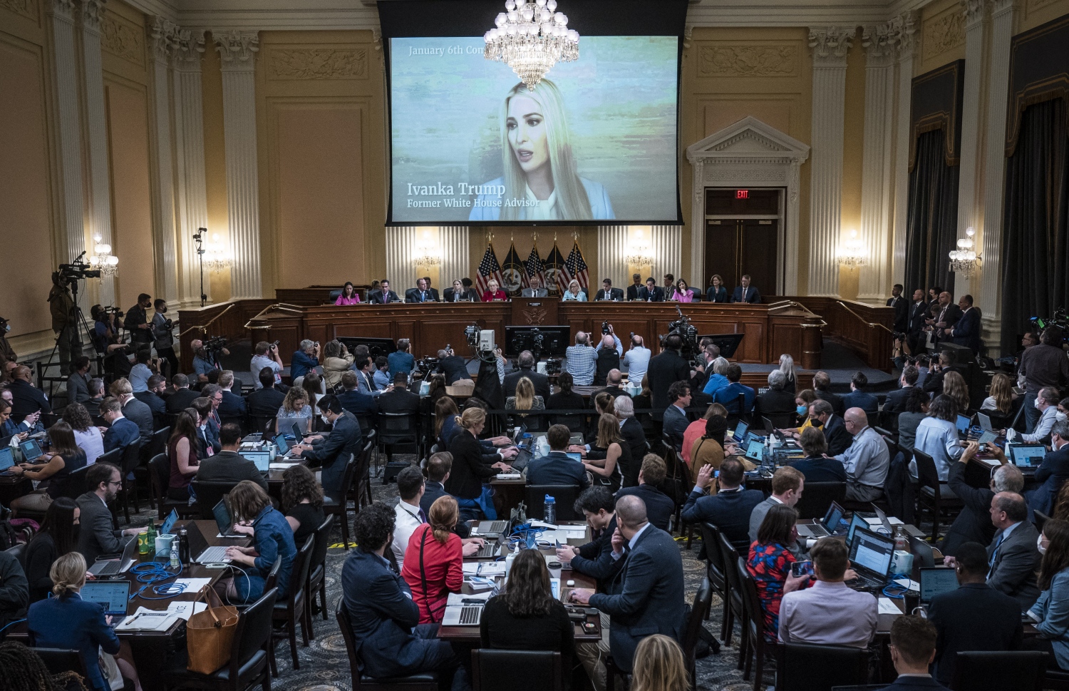 ޖެނުއަރީ 6، 2021 ގައި ކެޕިޓޯލް އިމާރާތަށް، ޓްރަމްޕުގެ ސަޕޯޓަރުންތަކެއް ވަދެގަނެ ހިނގި ހަމަނުޖެހުންތައް ތަހުގީގު ކުރުމަށް، އެމެރިކާގެ ގާނޫނު ހަދާ މަޖިލީހުން އެކުލަވައިލި  ކޮމިޓީން، ޖޫން 13، 2022 ގައި ބޭއްވި ބައްދަލުވުމުގައި ޓްރަމްޕުގެ ދަރިކަނބަލުން އިވާންކާ، ވީޑިއޯ ލިންކް މެދުވެރިކޮށް ހެކިބަސް ދެއްވަނީ. --އޭއެފްޕީ