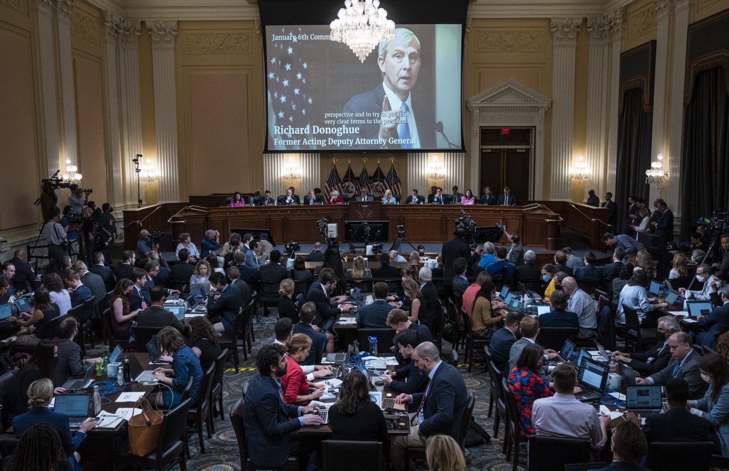 ޖެނުއަރީ 6، 2021 ގައި ކެޕިޓޯލް އިމާރާތަށް، ޓްރަމްޕުގެ ސަޕޯޓަރުންތަކެއް ވަދެގަނެ ހިނގި ހަމަނުޖެހުންތައް ތަހުގީގު ކުރުމަށް، އެމެރިކާގެ ގާނޫނު ހަދާ މަޖިލީހުން އެކުލަވައިލި  ކޮމިޓީން، ޖޫން 13، 2022 ގައި ބޭއްވި ބައްދަލުވުމުގައި އެމެރިކާގެ ކުރީގެ އެޓާނީ ޖެނެރަލްގެ ނައިބު ރިޗަޑް ޑޮނަހުއާ، ވީޑިއޯ ލިންކް މެދުވެރިކޮށް ހެކިބަސް ދެއްވަނީ. --އޭއެފްޕީ