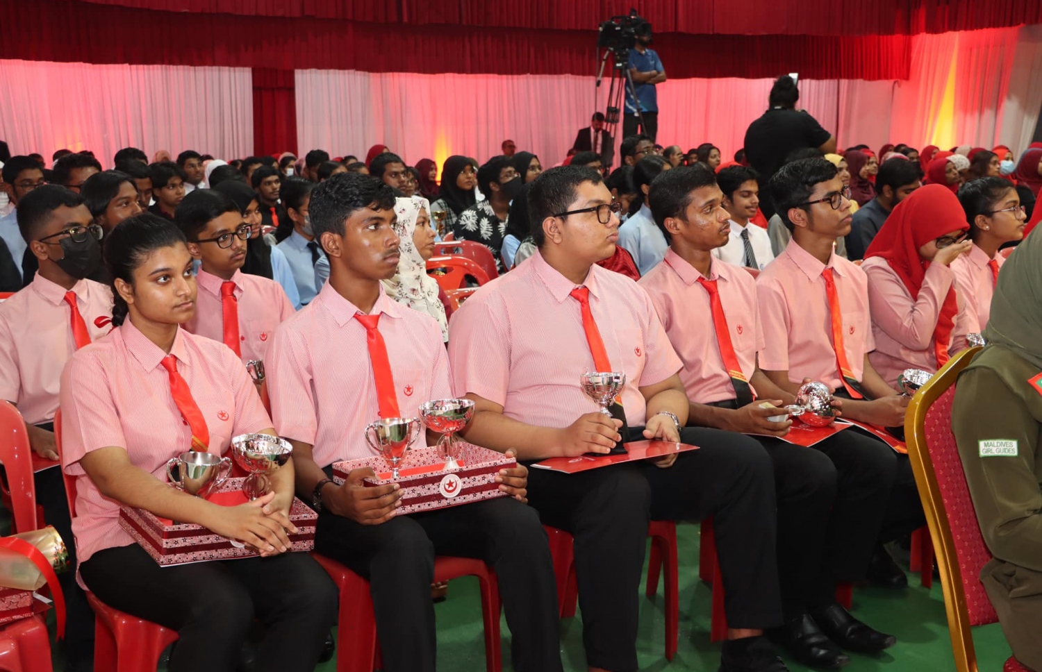 އިސްކަންދަރު ސްކޫލްގެ އިނާމު ދިނުމުގެ ޖަލްސާގައި އެ ސްކޫލްގެ ބައެއް ދަރިވަރުން ބައިވެރިވަނީ.-- ފޮޓޯ: އެޑިއުކޭޝަން މިނިސްޓްރީ