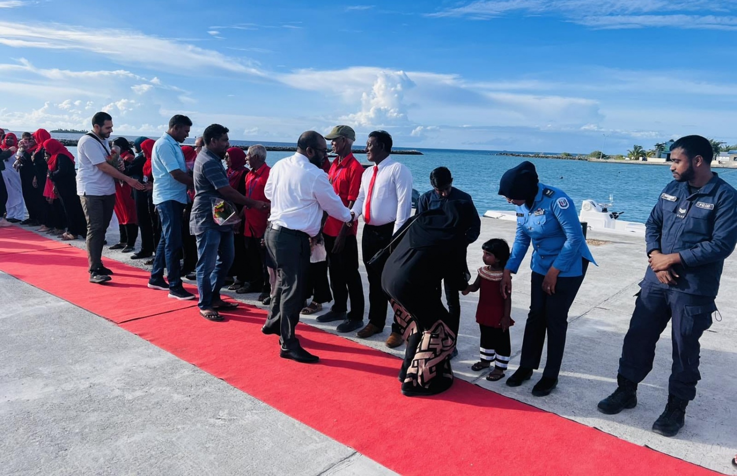 ގދ. ގައްދޫ ސިއްހީ މަރުކަޒަށް ގެންދިޔަ ހާއްސަ ބަލިތަކުގެ ޑޮކްޓަރުންނަށް މަރުހަބާ ކިޔުމަށް މިއަދު އެ ރަށުގެ ބަނދަރުގައި ބޭއްވި ހަފުލާ -- ފޮޓޯ: ތިނަދޫ ހޮސްޕިޓަލް