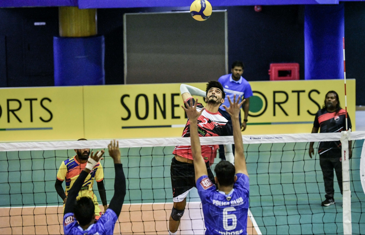 ޕޮލިސް ކްލަބާއި އޮފް އެފްސީ މިރޭ ކުޅުނު މެޗުގެ ތެރެއިން: ޕޮލިސް ވަނީ މޮޅުވުގެ ރޭހުގައި ހިފައްޓާފަ --- ފޮޓޯ: ނިޝާން އަލީ | މިހާރު