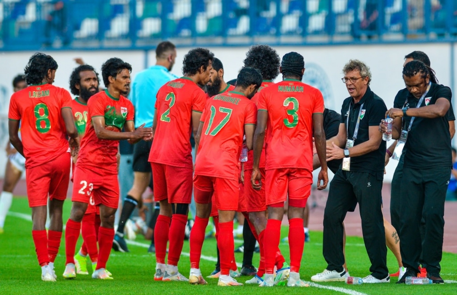 ރާއްޖެ ކުޅުނު މެޗެއްގައި މޮރިއޭރޯ (ކ) ކުޅުންތެރިންނަށް އިރުޝާދު ދެނީ --- ފައިލް ފޮޓޯ: އެފްއޭއެމް