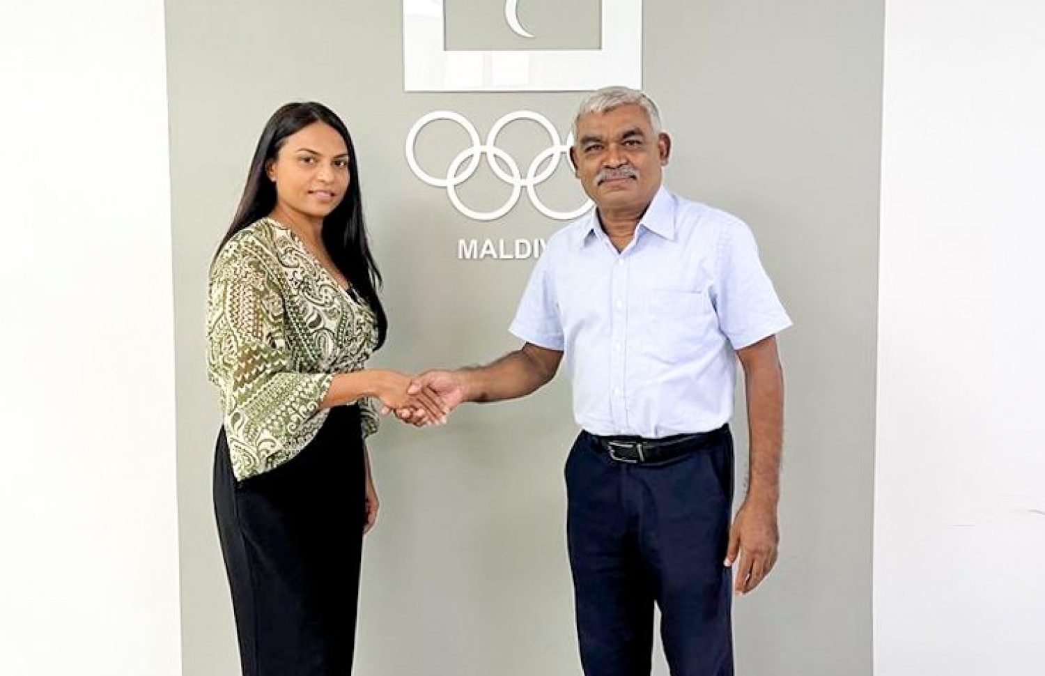 ޗެފް ޑި މިޝަނަކަށް ޝިފާނާ (ވ) ހަމަޖެއްސުމަށް ފަހު އޮލިމްޕިކް ކޮމިޓީގެ ޗެއާމަން މުހައްމަދު އަބްދު ސައްތާރު (ކ) އޭނާ އަށް މަރުހަބާ ވިދާޅުވަނީ --- ފޮޓޯ: އެމްއޯސީ