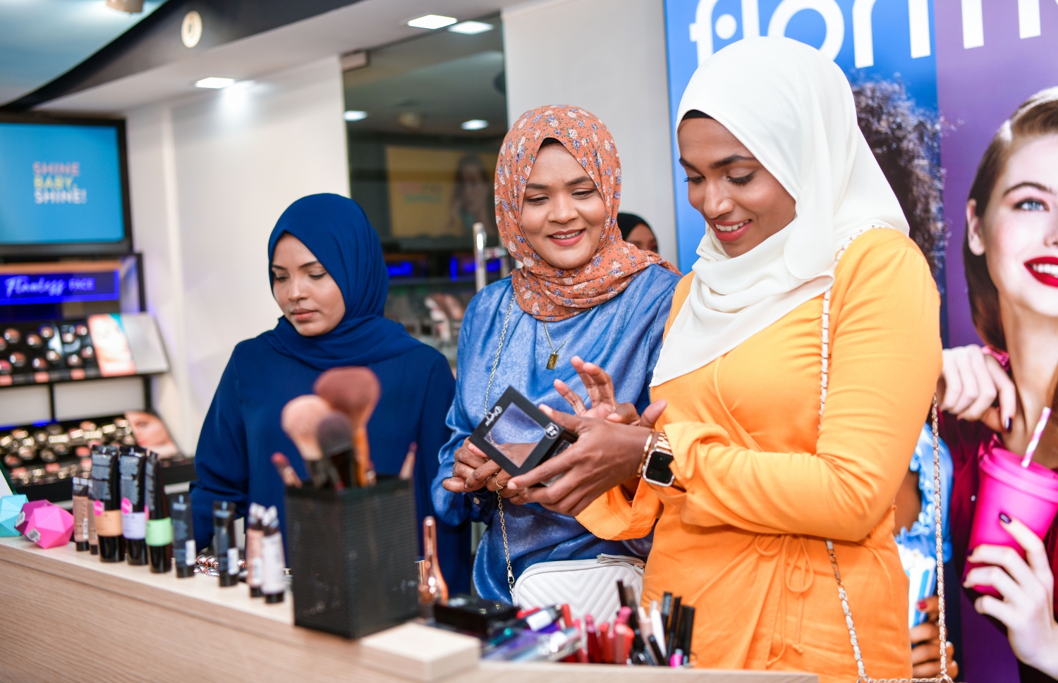 މޭކަޕް އާޓިސްޓް މިދޫ "ފްލޯމާ"ގެ ޕްރޮޑަކްޓެއް ޓެސްޓު ކޮށްލަނީ. ފޮޓޯ: ފަޔާޒް މޫސާ | މިހާރު