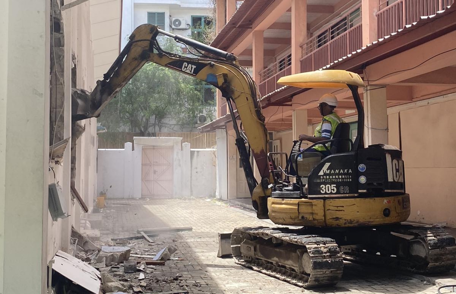 ބާ ޖަމާލުއްދީން އިމާރާތް ތަޅާލުމުގެ މަސައްކަތް ކުރަނީ.-- ފޮޓޯ: އެޑިއުކޭޝަން މިނިސްޓްރީ