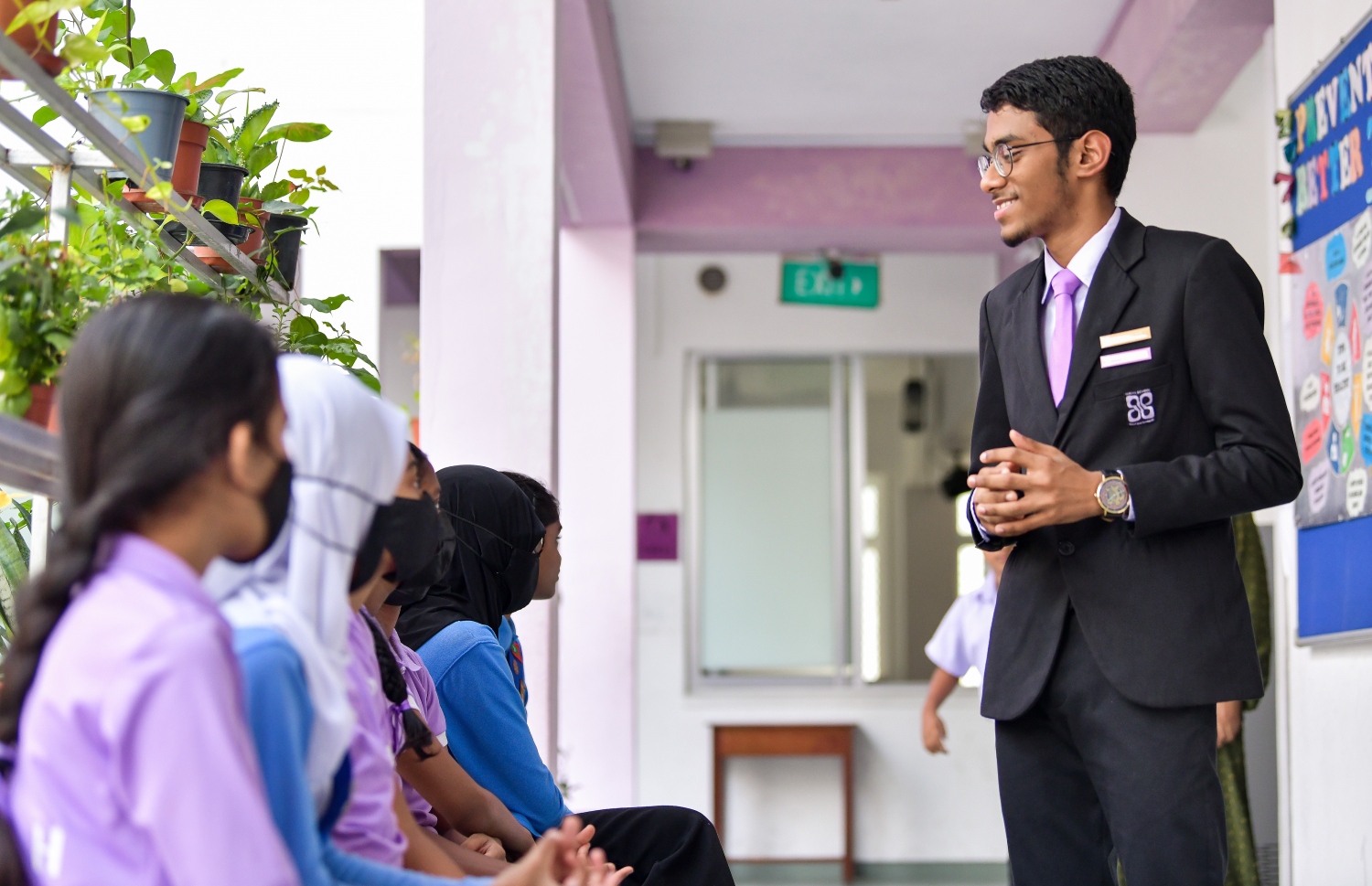 ހިރިޔާ ސްކޫލްގެ ކެޕްޓަން އަލާއު، އެ ސްކޫލްގެ ދަރިވަރުންތަކަކާ ވާހަކަދައްކާލަނީ.-- ފޮޓޯ: ފަޔާޒު މޫސާ/ މިހާރު