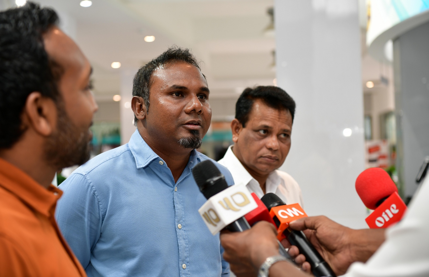 މިފްކޯގެ ސޭލްސް އަދި މާކެޓިންގެ ޖެނެރަލް މެނޭޖަރު އަހްމަދު ޒާމް އަދި ޕްރޮޑަކްޝަން ޑިޕާޓްމެންޓް މެނޭޖަރު ހުސައިން ޔޫސުފާއި އެސްޓީއޯގެ ޖެނެރަލް މެނޭޖަރު އަހްމަދު ޝިފާނު މީޑިއާތަކާ ވާހަކަ ދައްކަވަނީ. ---ފޮޓޯ: ނިޝާން އަލީ | މިހާރު