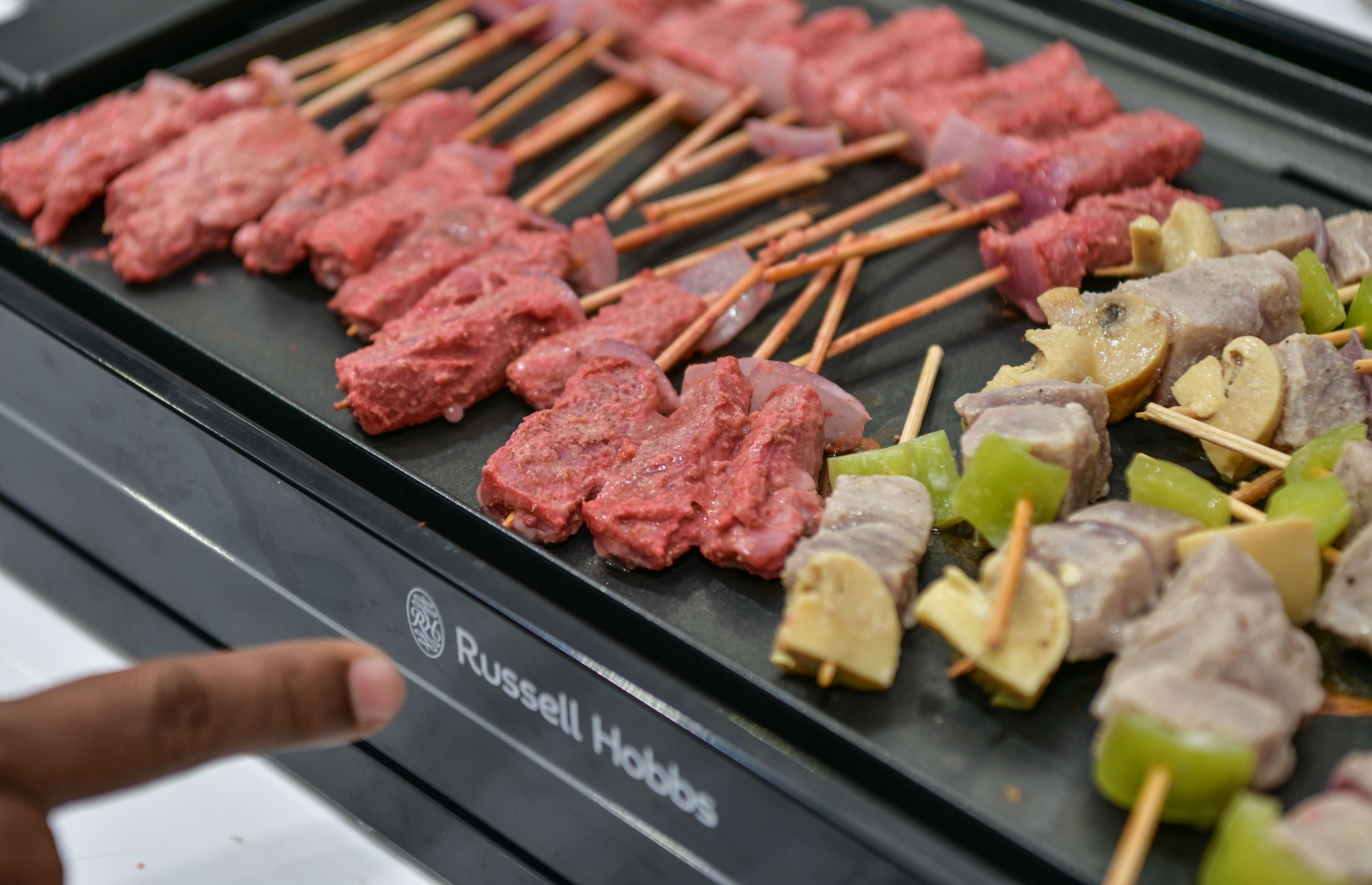 މިފްކޯގެ ފަރާތުން ބޭއްވި އިވެންޓެއްގައި މަހުގެ އުފެއްދުންތަކެއް ޕްރޮމޯޓް ކުރަނީ.