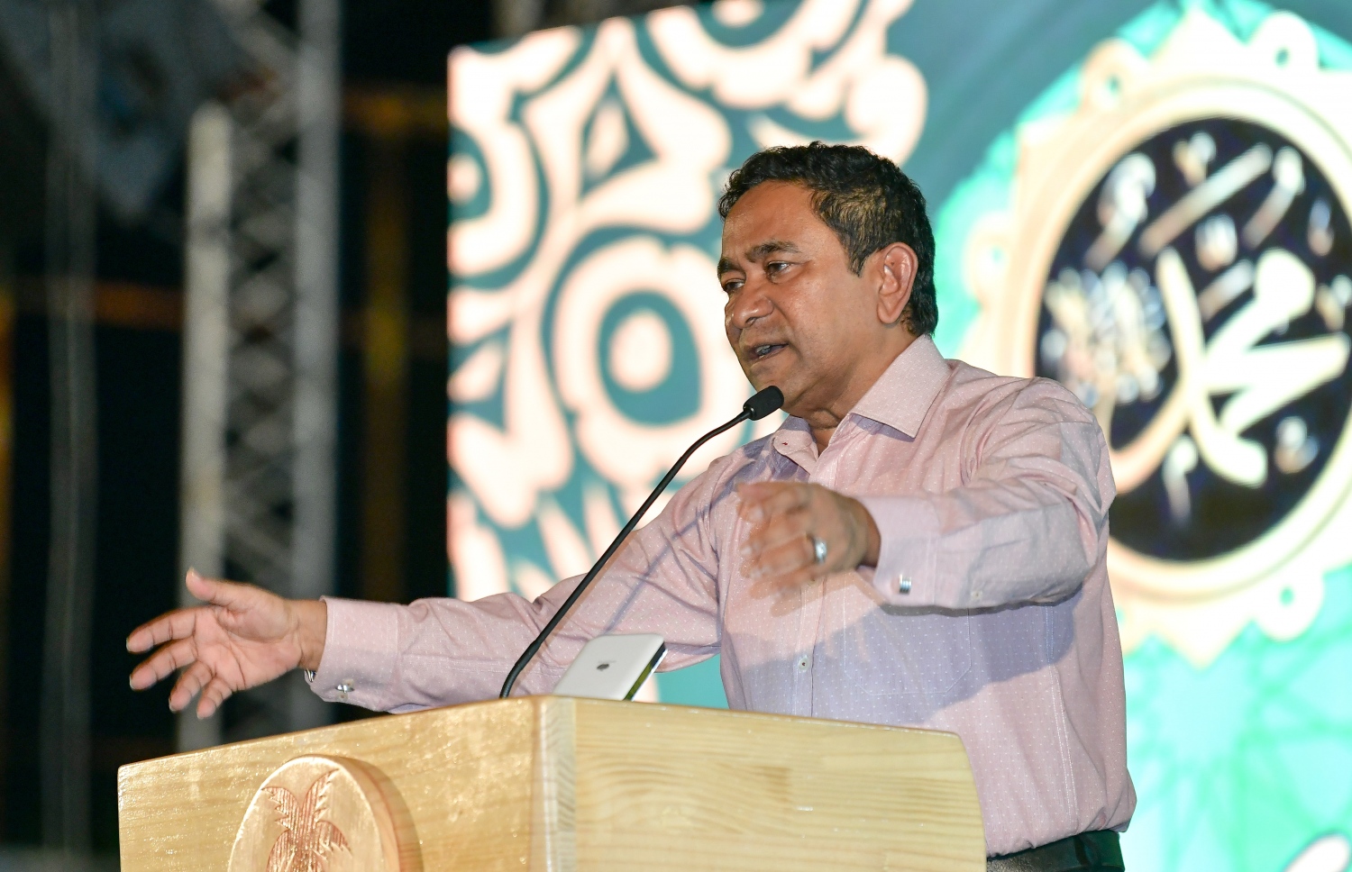 އިދިކޮޅު ޕީޕީއެމުން "ނަބިއްޔާގެ ދިފާއުގައި" ގެ ނަމުގައި ބޭއްވި ޖަލްސާގައި އެ ޕާޓީގެ ލީޑަރު އަދި ކުރީގެ ރައީސް އަބްދުﷲ ޔާމީން ވާހަކަފުޅު ދައްކަވަނީ.--- ފޮޓޯ: ނިޝާން އަލީ/ މިހާރު