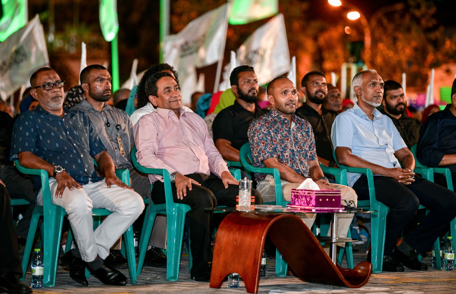 "ނަބިއްޔާގެ ދިފާއުގައި" ގެ ނަމުގައި ޕީޕީއެމުން ކާނިވާ ސަރަހައްދުގައި ބޭއްވި ޖަލްސާގައި އެޕާޗޓީގެ ލީޑަރު އަދި ކުރީގެ ރައީސް އަބްދުﷲ ޔާމީނާއި ކުރީގެ ނައިބު ރައީސް ޑރ. ޖަމީލް އަދި ޕީއެންސީގެ ރައީސް އަބްދުއްރަހީމް ބައިވެރިވެވަޑައިގަންނަވަނީ.--- ފޮޓޯ: ނިޝާން އަލީ | މިހާރު