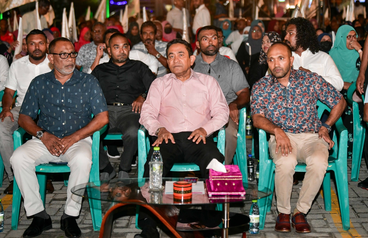 "ނަބިއްޔާގެ ދިފާއުގައި" ގެ ނަމުގައި ޕީޕީއެމުން ކާނިވާ ސަރަހައްދުގައި ބޭއްވި ޖަލްސާގައި އެ ޕާޓީގެ ލީޑަރު ރައީސް އަބްދުﷲ ޔާމީނާއި ކުރީގެ ނައިބު ރައީސް ޑރ. މުހައްމަދު ޖަމީލް އަދި ޕީއެންސީގެ ރައީސް އަބްދުއްރަހީމް ބައިވެރިވެވަޑައިގަންނަވަނީ.--- ފޮޓޯ: ނިޝާން އަލީ | މިހާރު