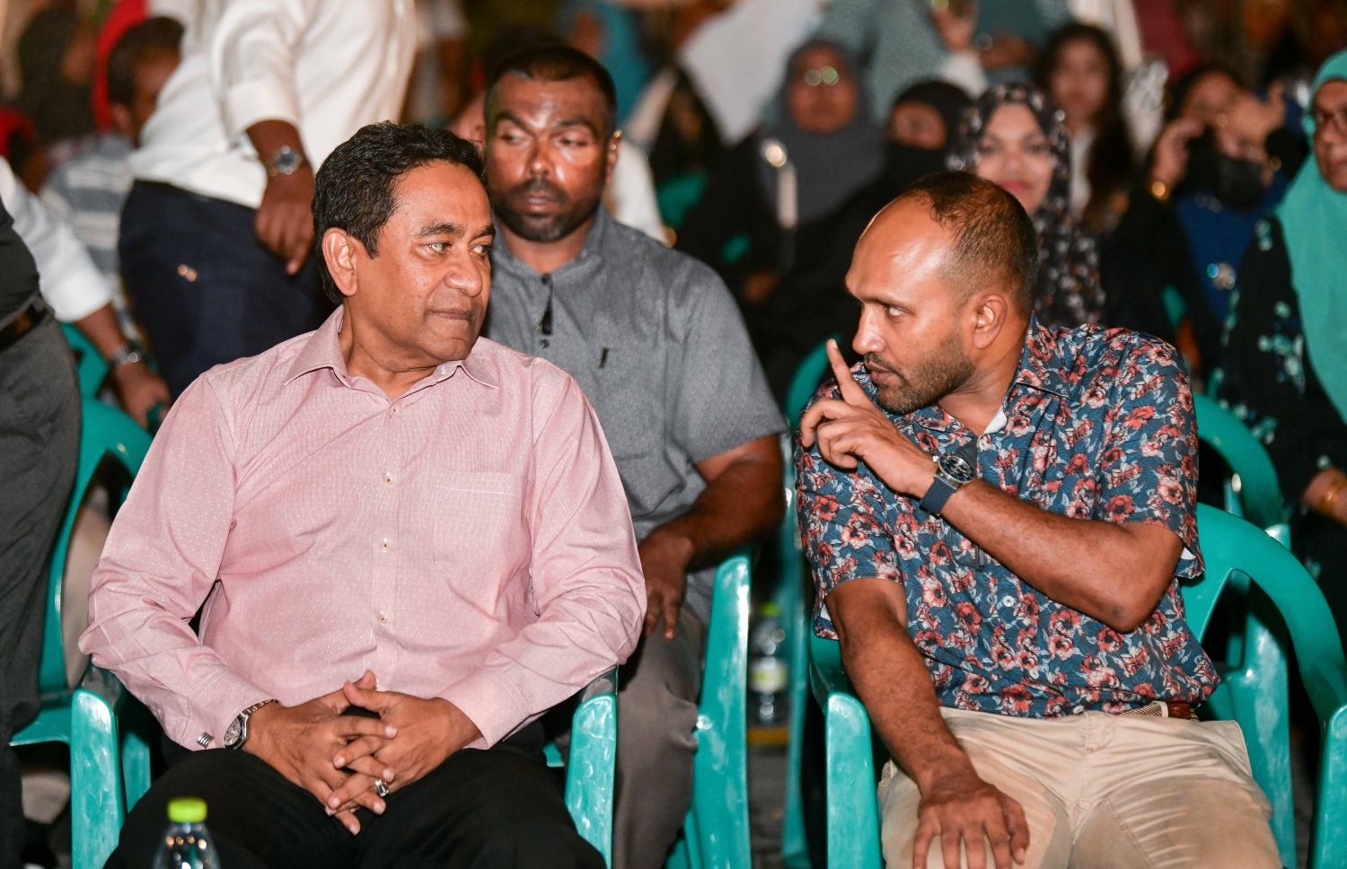 "ނަބިއްޔާގެ ދިފާއުގައި" ގެ ނަމުގައި ޕީޕީއެމުން ކާނިވާ ސަރަހައްދުގައި ބޭއްވި ޖަލްސާގައި އެ ޕާޓީގެ ލީޑަރު އަދި ކުރީގެ ރައީސް އަބްދުﷲ ޔާމީނާއި ކުރީގެ ނައިބު ރައީސް ޑރ. ޖަމީލް މަޝްވަރާއެއްގައި.--- ފޮޓޯ: ނިޝާން އަލީ | މިހާރު