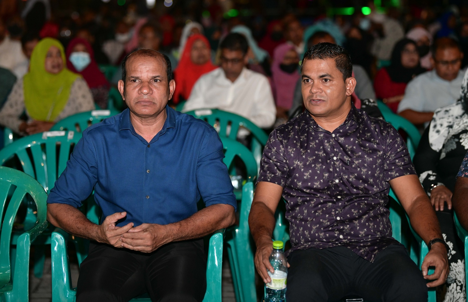 އިދިކޮޅު ޕީޕީއެމުން ބޭއްވި "ނަބިއްޔާގެ ދިފާއުގައި" ޖަލްސާގައި ހުޅުދޫ ދާއިރާގެ ކުރީގެ މެމްބަރު މުހައްމަދު ޝާހިދާއި ދިއްދޫ ދާއިރާގެ ކުރީގެ މެމްބަރު އަބްދުލް ލަތީފް މުހައްމަދު (ވ) ބައިވެރިވެވަޑައިގަންނަވަނީ.--- ފޮޓޯ: ނިޝާން އަލީ/ މިހާރު