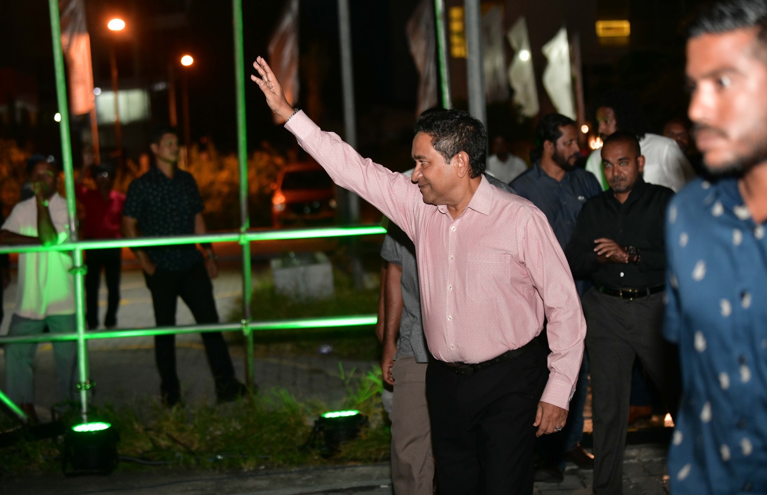 "ނަބިއްޔާގެ ދިފާއުގައި" ގެ ނަމުގައި ޕީޕީއެމުން ކާނިވާ ސަރަހައްދުގައި ބޭއްވި ޖަލްސާ އަށް އެ ޕާޓީގެ ލީޑަރު އަބްދުﷲ ޔާމީން ވަޑައިގެން ސަޕޯޓަރުންނަށް އަތްޕުޅު ހިއްލާލައްވަނީ.--- ފޮޓޯ: ނިޝާން އަލީ | މިހާރު