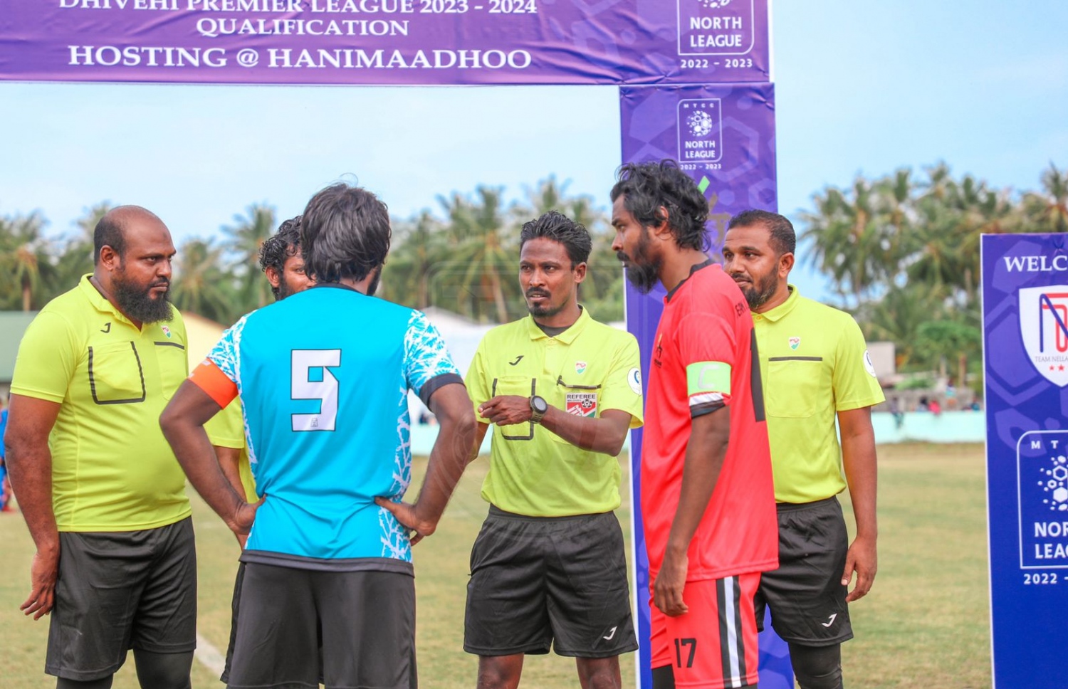 ހަނިމާދޫ އާއި ޒިގްޒެގް ކުޅުނު މެޗަށް ނުކުތުމުގެ ކުރިން ދެ ޓީމުގެ ދެމެދުގައި ގުރުލަނީ: އޯޕަން ޑިވިޝަނަށް ފަހު އުތުރު ލީގު ފެށީ ދެވަނަ ޑިވިޝަނުން --- ފޮޓޯ: އެފްއޭއެމް