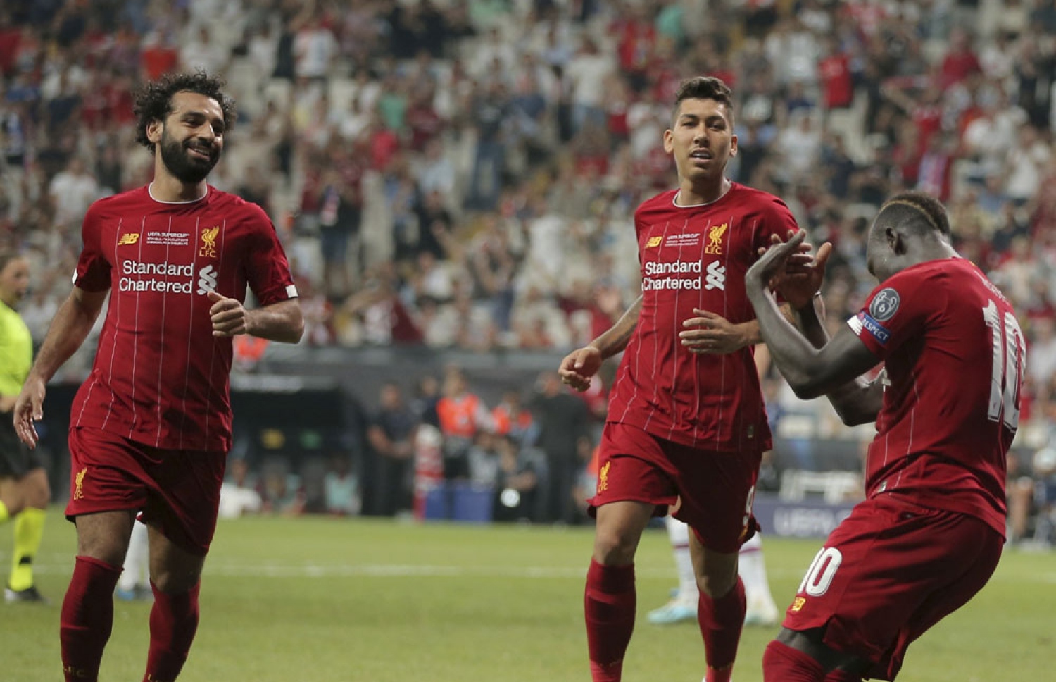 2019 ވަނަ އަހަރުގެ ޔޫއެފާ ސުޕަ ކަޕުގައި ޗެލްސީ ކޮޅަށް ލަނޑު ޖެހުމަށް ފަހު މާނޭ (ކ)، ސަލާހު (ވ) އަދި ފިރްމީނޯ (މ) އާއެކު.-- ފޮޓޯ: އޭޕީ