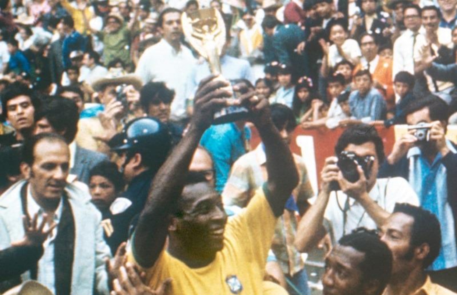 މެކްސިކޯގެ އަޒްޓެކާ ސްޓޭޑިއަމްގައި ކުޅުނު 1970 ގެ ވޯލްޑް ކަޕް ފައިނަލް މެޗު މުބާރާތް ކާމިޔާބު ކުރި ބްރެޒިލްގެ ޕެލޭ ތައްތާއެކު އުފާފާޅު ކުރަނީ --- ފައިލް ފޮޓޯ: ބޮބް ތޯމަސް ދްޕޯޓްސް ފޮޓޯ ގްރަފީ