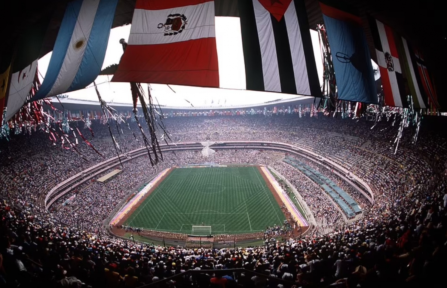 މެކްސިކޯގގެ އަޒްޓެކާ ސްޓޭޑިއަމް1986 ގެ ފައިނަލް މެޗު ކުރިއަށް ދިޔައިރު ނަގާފައިވާ ފޮޓޯއެއް --- ފައިލް ފޮޓޯ: ބޮބް ތޯމަސް ދްޕޯޓްސް ފޮޓޯ ގްރަފީ