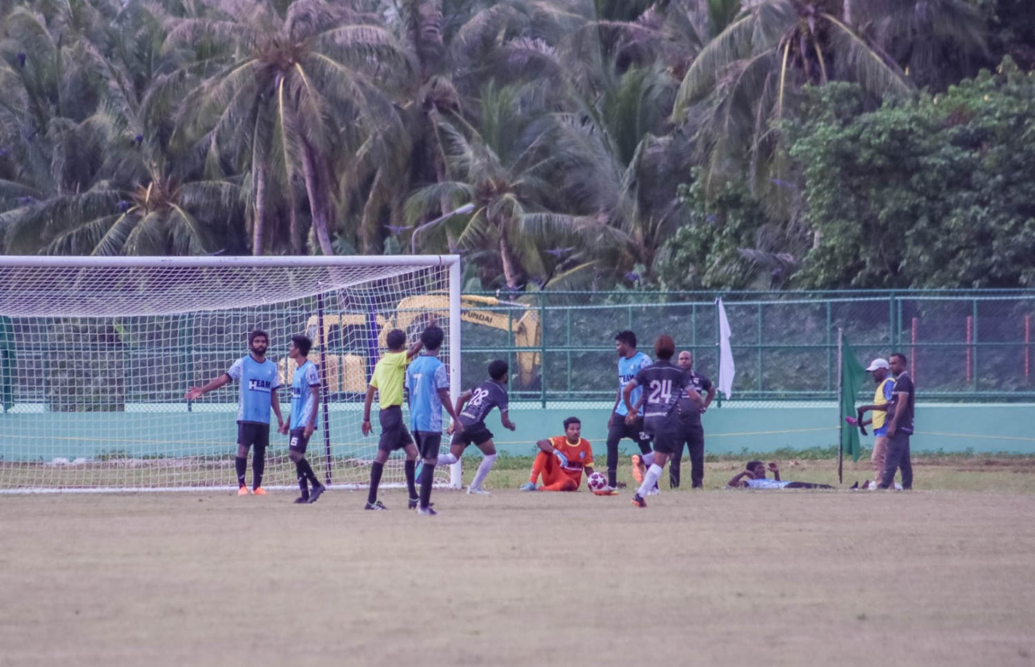 މެޗު ނިމެނިކޮށް ހަނިމާދޫ (ނޫކުލައިގެ ޖޯޒީގައި) ކޮޅަށް ބީއެކްސް ސްޕޯޓްސް މޮޅުވި ލަނޑު ޖެހުމަށް ފަހު.-- ފޮޓޯ: ޓީމް ހަނިމާދޫ