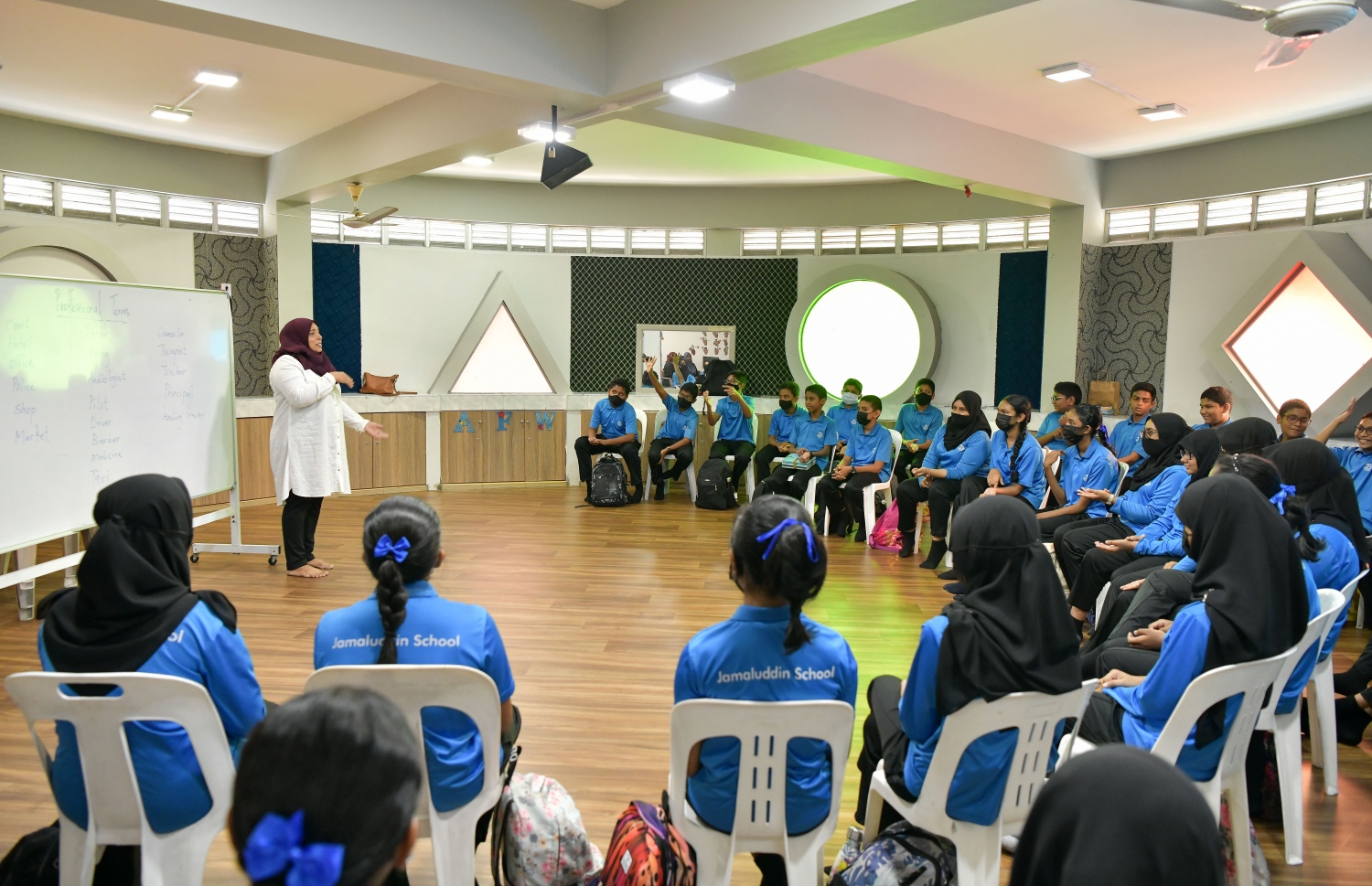 ސައިން ލެންގުއެޖު ކްލަބްގެ ދަރިވަރުންނަށް ކިޔަވައިދެނީ: މިއީ ޖަމާލުއްދީން ސްކޫލުން ކުދިންގެ މެދުގައި ގުޅުން ބަދަހި ކުރަން ކުރިއަށް ގެންދާ ކުލަބެއް. ފޮޓޯ: ނިޝާން އަލީ | މިހާރު