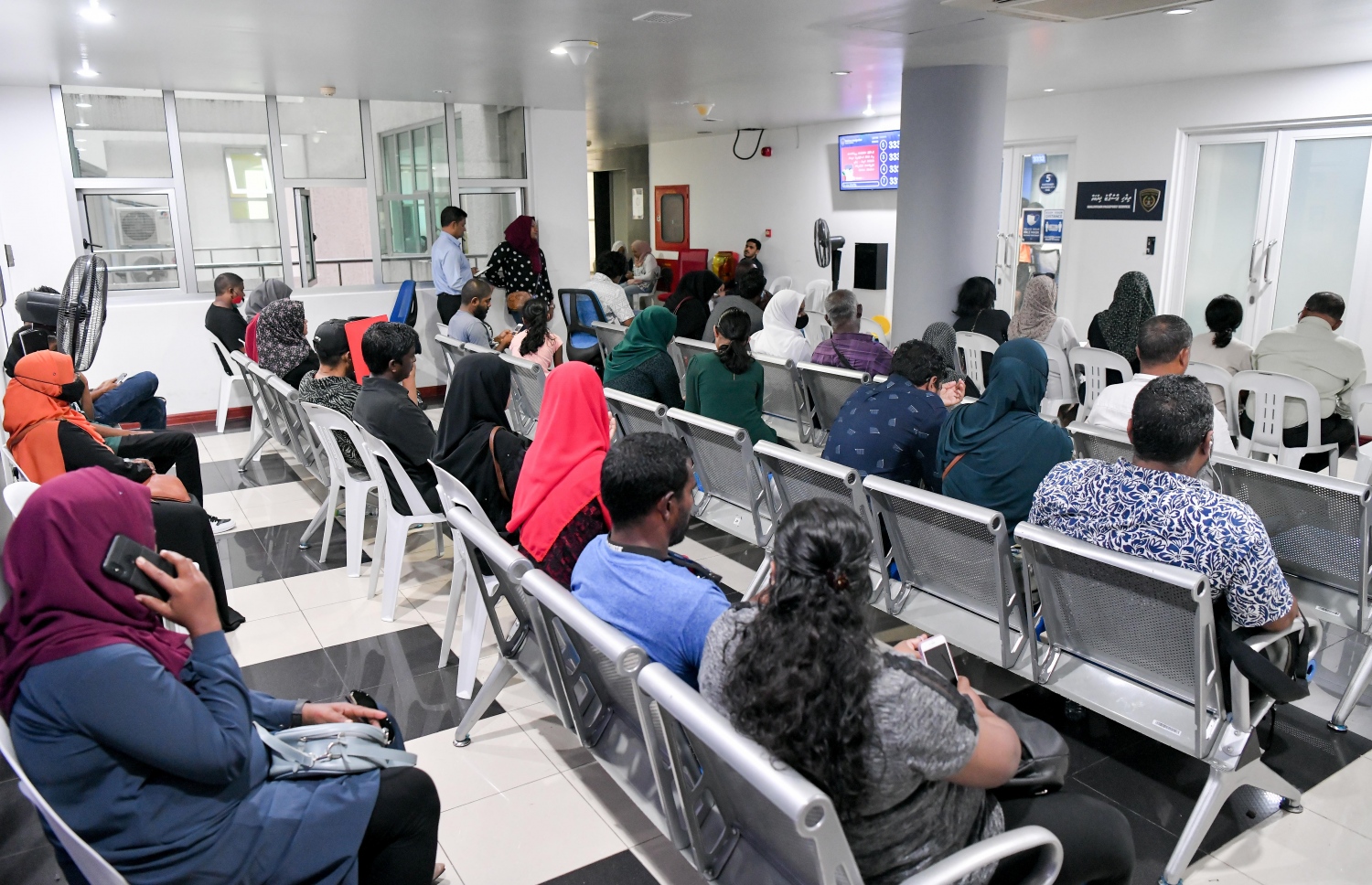 އިމިގްރޭޝަންގައި ޕާސްޕޯޓު ނަގަން ގޮސް ތިބި ބައެއް މީހުން: މިދިޔަ މަހު އެކަނި 17،000 އެޕްލިކޭޝަން އިމިގްރޭޝަނަށް ލިބުނު-- ފޮޓޯ: ނިޝާން އަލީ/ މިހާރު