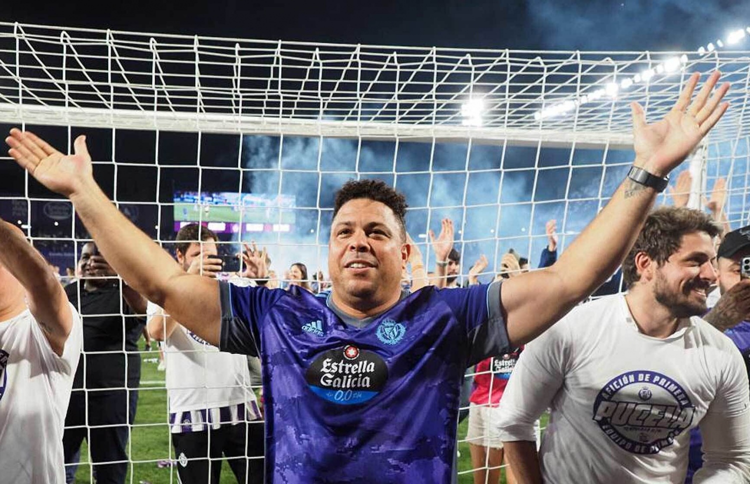 ރެއާލް ވެލަޑޮލިޑް އަލުން ލަ ލީގާ އަށް ޕްރޮމޯޓްވި ރޭ ރޮނާލްޑޯ ދަނޑުގައި އުފާފާޅުކުރަނީ. އޭނާ ވަނީ ކްލަބް ކެރިއަރުގައި ރެއާލް މެޑްރިޑާއި ބާސެލޯނާ އަށް ވެސް ކުޅެފައި.-- ފޮޓޯ: އީއެފްއީ