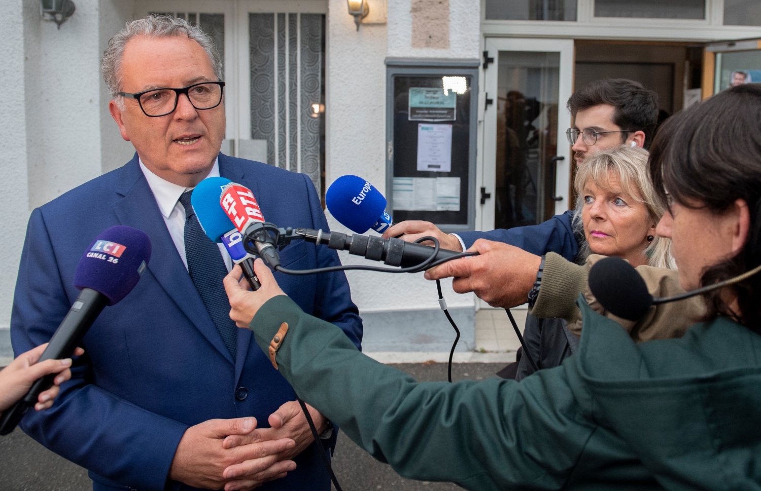 ޖޫން 19، 2022 ގައި ފަރަންސޭސި ވިލާތުގައި ބޭއްވި ގާނޫނު ހަދާ މަޖިލީހުގެ އިންތިހާބުގައި ލިބުނު ނާކާމިޔާބަށް ފަހު، ނޭޝަނަލް އެސެމްބްލީގެ ރައީސް ރިޗަޑް ފެރާންޑް، ނޫސްވެރިންނާ ވާހަކަ ދައްކަވަނީ. --އޭއެފްޕީ