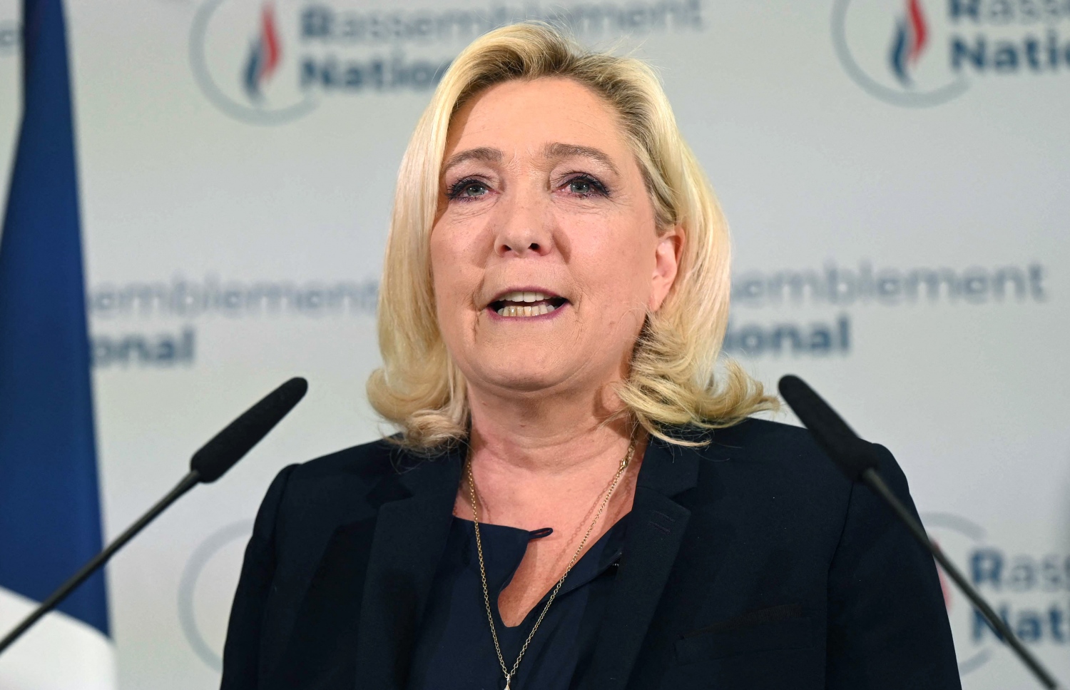 ޖޫން 19، 2022 ގައި ފަރަންސޭސި ވިލާތުގައި ބޭއްވި ގާނޫނު ހަދާ މަޖިލީހުގެ އިންތިހާބުގައި ލިބުނު ކާމިޔާބީއާ ގުޅިގެން، ރެސެމްބްލްމެންޓް ނޭޝަނަލް ޕާޓީގެ ލީޑަރު މަރީން ލެ ޕެން، ސަޕޯޓަރުންނާ ބައްދަލުކުރައްވައި ވާހަކަ ދައްކަވަނީ. --އޭއެފްޕީ