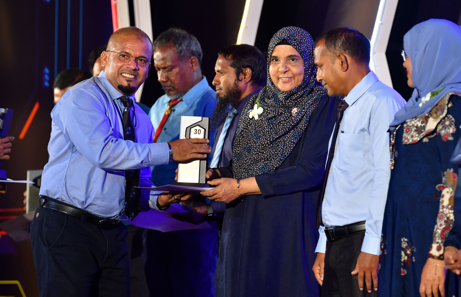 ސްޓެލްކޯ އަށް ދިގު މުއްދަތެއް ވަންދެން ހިދުމަތްކުރި މުވައްޒަފަކަށް، އެ ކުންފުނީގެ އެމްޑީ ޝަރީފް ރޭ އިނާމު ދެއްވަނީ.---ފޮޓޯ: ރައީސް އޮފީސް