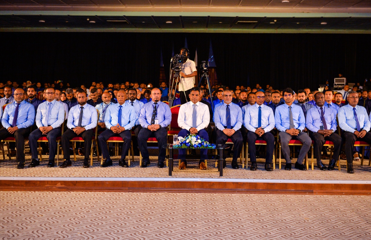 ސްޓެލްކޯގެ 25 ވަނަ އަހަރީ ދުވަސް ފާހަގަ ކުރުމަށް ދަރުބާރުގޭގައި ބޭއްވި ޖަލްސާ: މި ހަފުލާގައި ވާހަކަ ދައްކަވަމުން އެ ކުންފުނީގެ އާ މެނޭޖިން ޑިރެކްޓަރު އަހުމަދު ޝަރީފް ވިދާޅުވީ ސަރުކާރުން ސަބްސިޑީ ދޭނެ ކަމަށް ބަރޯސާވެގެން ތިބުން ނިމުމަކަށް ގެނެސް، ސްޓެލްކޯއަކީ ރައްޔިތުން އިތުބާރު ކުރާ ކުންފުންޏަކަށް ހަދާނެ ކަމަށް--. ފޮޓޯ: ރައީސް އޮފީސް