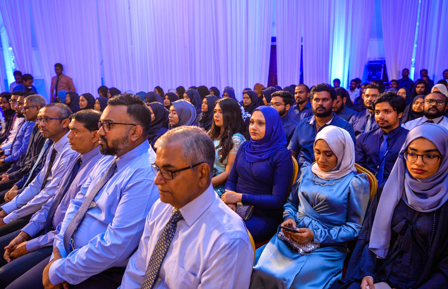 ސްޓެލްކޯގެ 25 ވަނަ އަހަރީ ދުވަސް ފާހަގަ ކުރުމަށް ދަރުބާރުގޭގައި ބޭއްވި ޖަލްސާގައި އެ ކުންފުނީގެ ބައެއް މުވައްޒަފުން ބައިވެރިވަނީ--. ފޮޓޯ: ރައީސް އޮފީސް