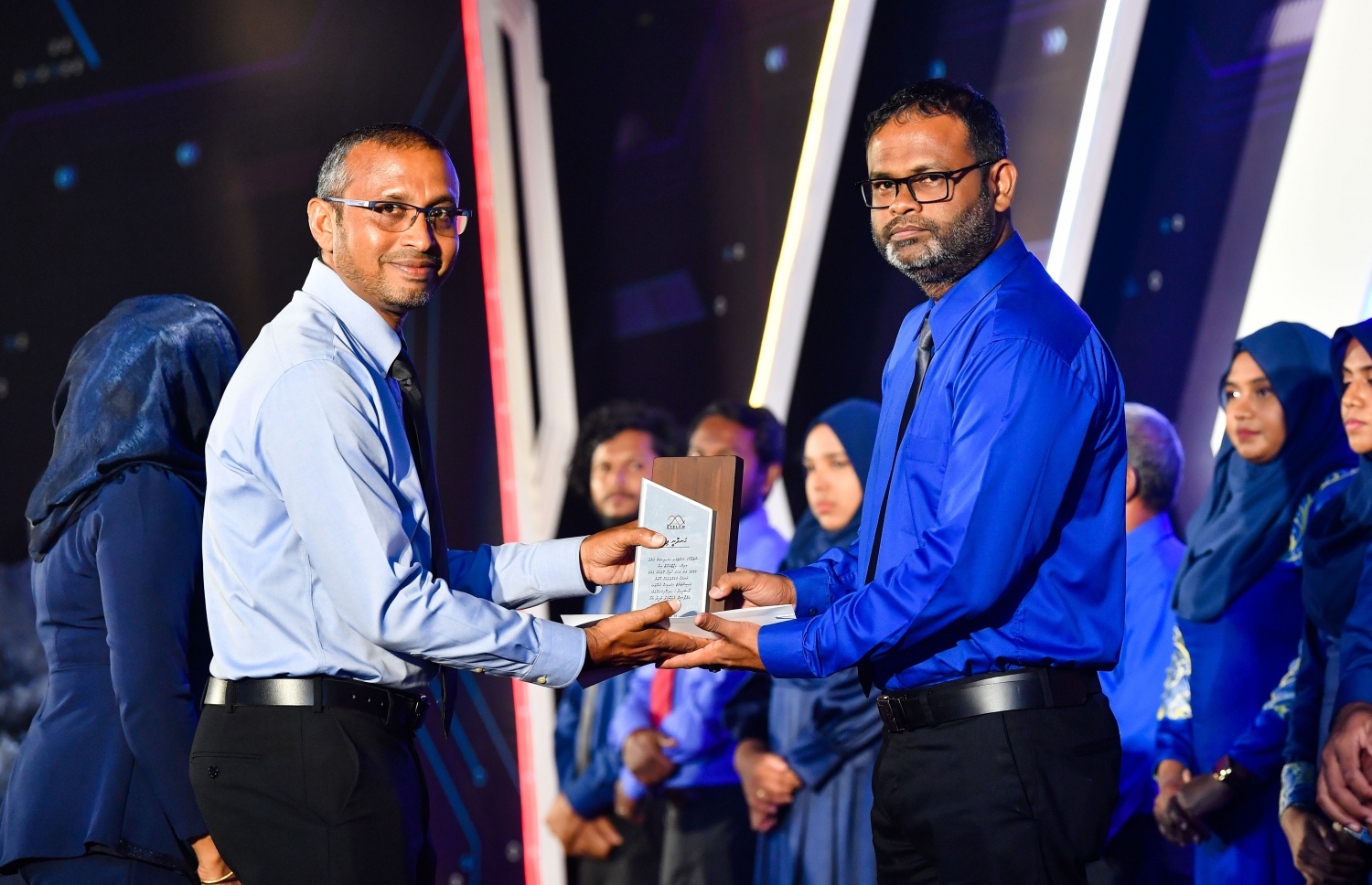 ސްޓެލްކޯގެ 25 ވަނަ އަހަރީ ދުވަސް ފާހަގަ ކުރުމަށް ދަރުބާރުގޭގައި ބޭއްވި ޖަލްސާގައި އެ ކުންފުނީގެ މުވައްޒަފަކަށް ހަދާނީ ފިލާ ދެނީ--. ފޮޓޯ: ރައީސް އޮފީސް